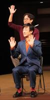 会見に出席した堺雅人（前列）と迫田孝也