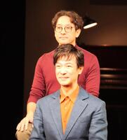 会見に出席した堺雅人（前列）と迫田孝也