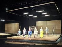 堺雅人（前列左から３人目）主演舞台「スリーゴースト」の初日前会見＝７日