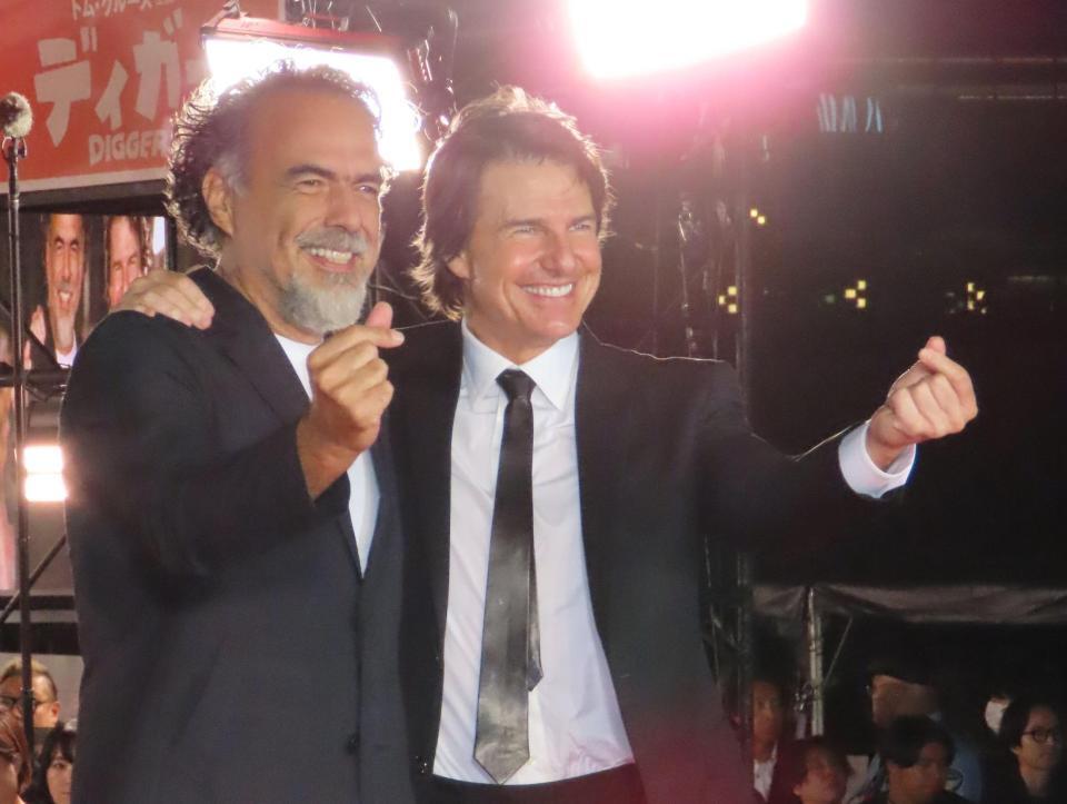 アレハンドロ・Ｇ・イニャリトゥ監督（左）と笑顔を見せるトム・クルーズ