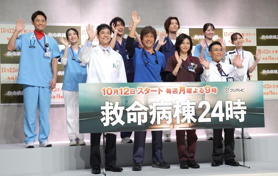 笑顔で手を振る（前列左から）沢村一樹、江口洋介、松嶋菜々子、八嶋智人（後列左から）中山翔貴、白石聖、木戸大聖、萩原利久、横田真悠、杏花（撮影・西岡正）