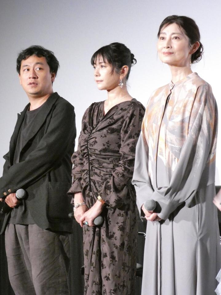 舞台あいさつを行った真木よう子（中央）