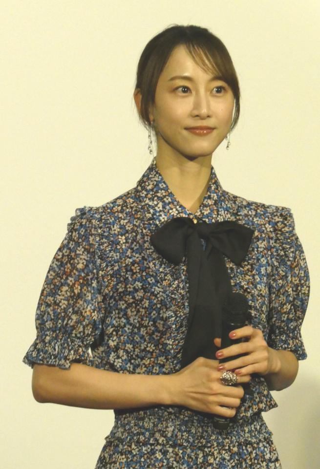 取材に応じる松井玲奈