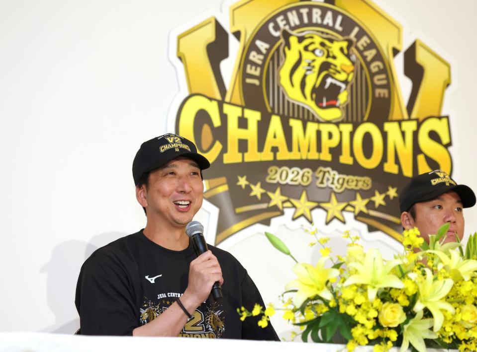 リーグ優勝を果たし、笑顔を交え会見する阪神・藤川監督（３日）