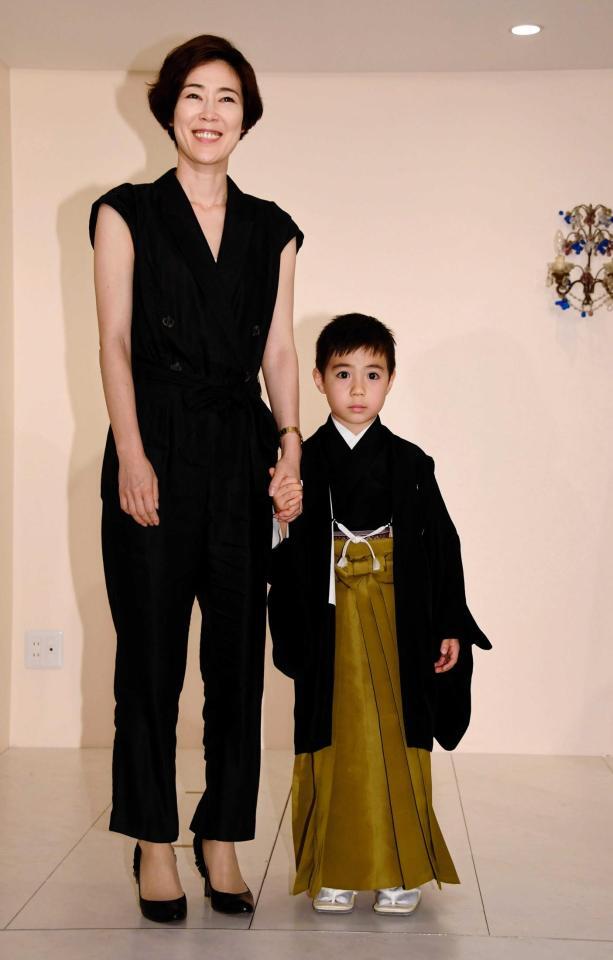 寺島しのぶと長男・眞秀（２０１８年６月）