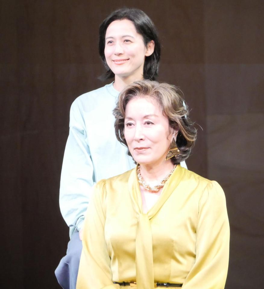 会見に出席した高畑淳子（前列）と伊勢佳世