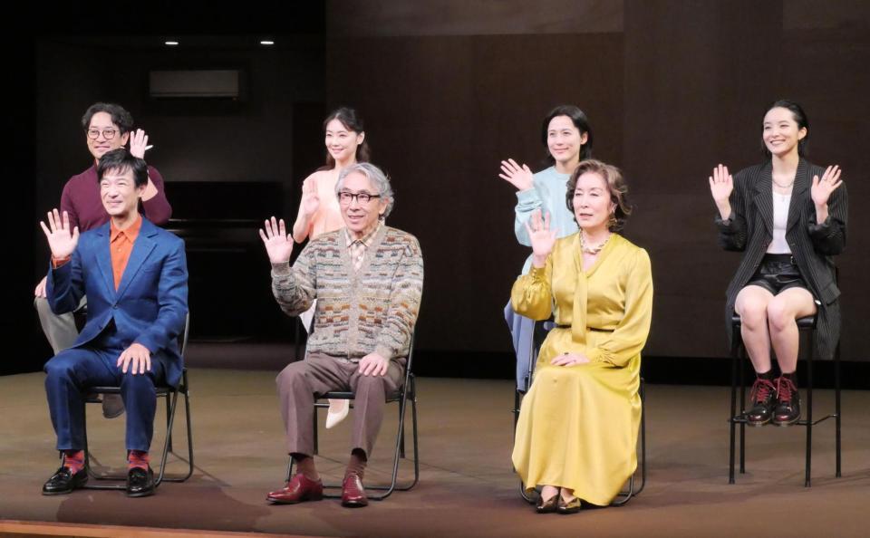 会見に出席した（前列左から）堺雅人、段田安則、高畑淳子、（後列同）迫田孝也、倉科カナ、伊勢佳世、ｓａｒａ
