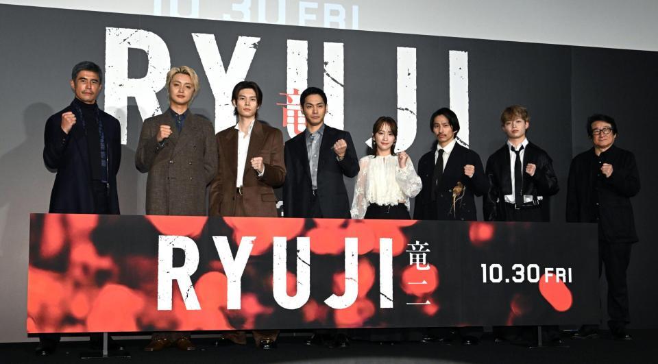 そろってガッツポーズを決める（左から）伊藤英明、ＪＵＮＯＮ、萩原利久、柳楽優弥、川栄李奈、三宅健、ＲＹＵＫＩ、水田伸生監督（撮影・堀内翔）