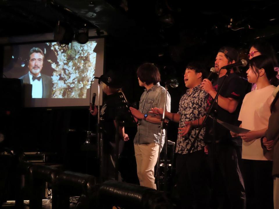 ＡＩでよみがえった尾崎紀世彦さんとともに歌うイベント出演者たち