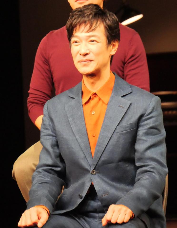 会見に出席した堺雅人