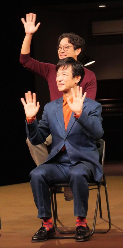 会見に出席した堺雅人（前列）と迫田孝也