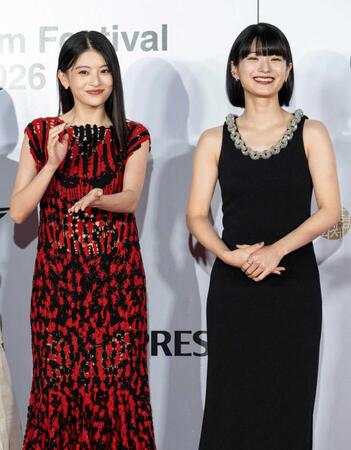 　笑顔を見せる出口夏希（左）と蒔田彩珠