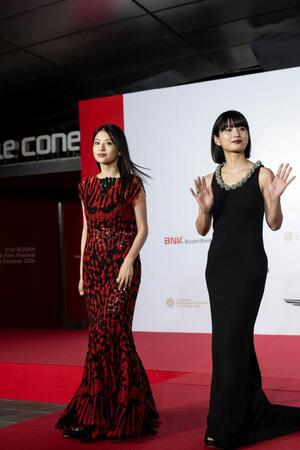 レッドカーペットを歩く出口夏希（左）と蒔田彩珠