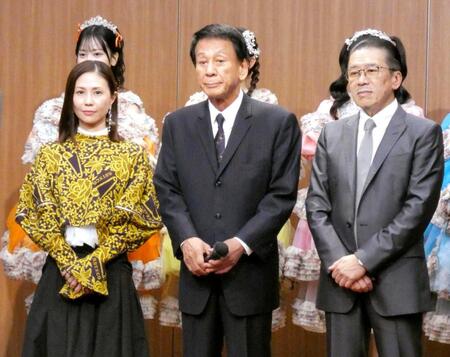 　会見を行った杉良太郎（中央）