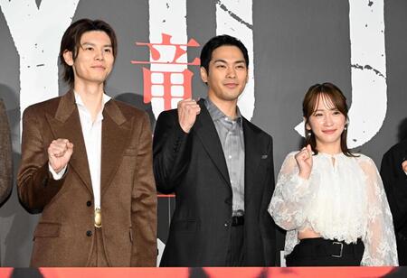 　ポーズをとる（左から）萩原利久、柳楽優弥、川栄李奈（撮影・堀内翔）