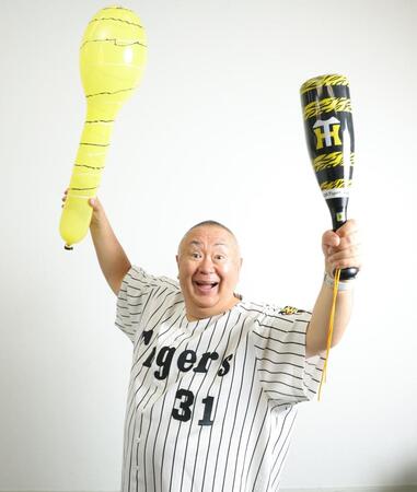 阪神の優勝を喜ぶ松村邦洋（撮影・吉澤敬太）