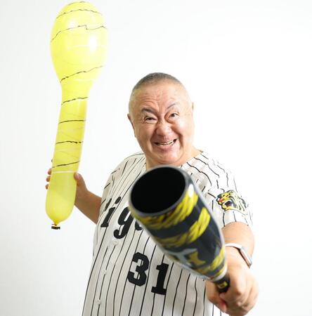 阪神の優勝を喜ぶ松村邦洋（撮影・吉澤敬太）