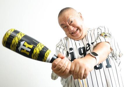 阪神の優勝を喜ぶ松村邦洋（撮影・吉澤敬太）