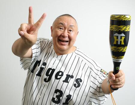 阪神の優勝を喜ぶ松村邦洋（撮影・吉澤敬太）