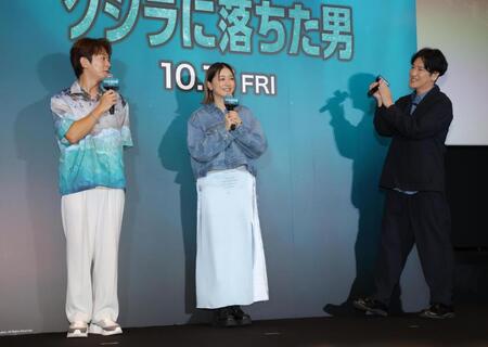 田中直樹（右）から出産を祝ってもらう大倉士門（左）と池田美優（撮影・吉澤敬太）