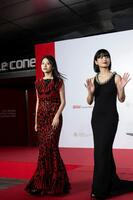 レッドカーペットを歩く出口夏希（左）と蒔田彩珠