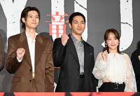 　ポーズをとる（左から）萩原利久、柳楽優弥、川栄李奈（撮影・堀内翔）
