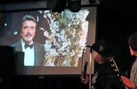 　ＡＩでよみがえった尾崎紀世彦さんとともに歌うイベント出演者たち