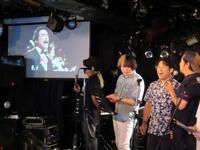 ＡＩでよみがえった尾崎紀世彦さんとともに歌うイベント出演者たち