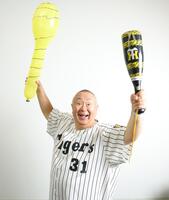 阪神の優勝を喜ぶ松村邦洋（撮影・吉澤敬太）