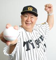 阪神の優勝を喜ぶ松村邦洋（撮影・吉澤敬太）