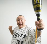 阪神の優勝を喜ぶ松村邦洋（撮影・吉澤敬太）