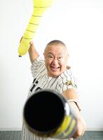 阪神の優勝を喜ぶ松村邦洋（撮影・吉澤敬太）