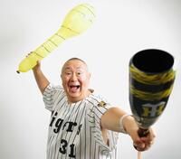 阪神の優勝を喜ぶ松村邦洋（撮影・吉澤敬太）