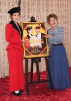 「ファニーガル」に出演する望海風斗（左）と中尾ミエ