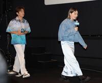 登壇する池田美優（右）と大倉士門（撮影・吉澤敬太）