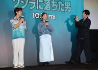 田中直樹（右）から出産を祝ってもらう大倉士門（左）と池田美優（撮影・吉澤敬太）