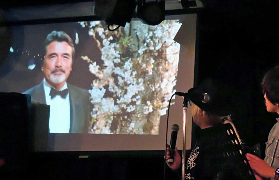 　ＡＩでよみがえった尾崎紀世彦さんとともに歌うイベント出演者たち