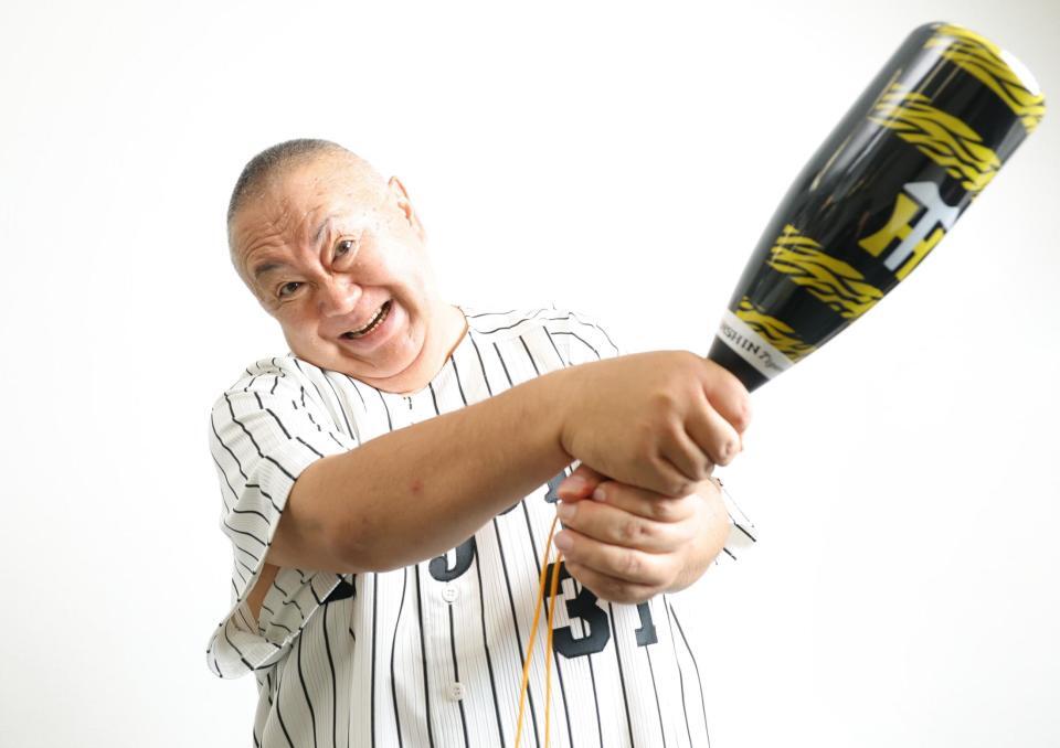 阪神の優勝を喜ぶ松村邦洋（撮影・吉澤敬太）