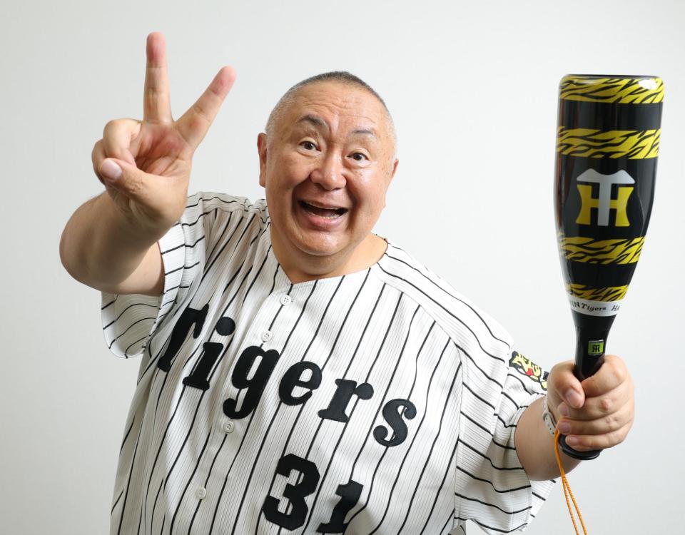 阪神の優勝を喜ぶ松村邦洋（撮影・吉澤敬太）