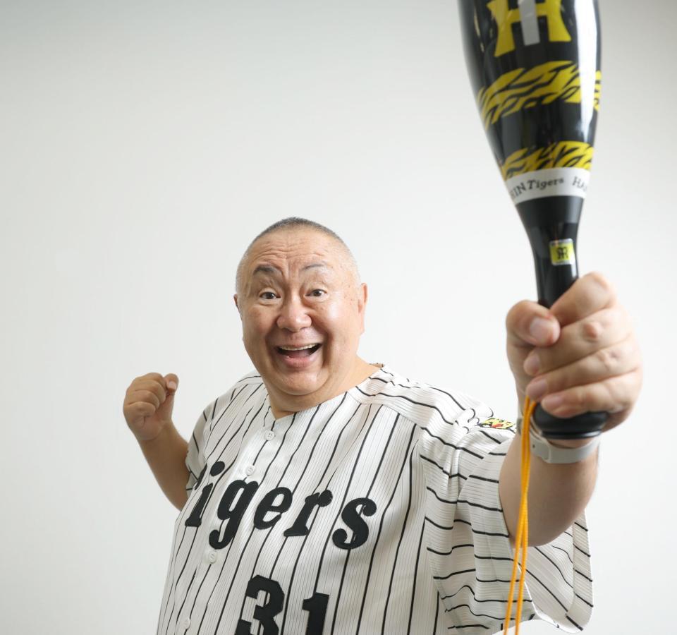 阪神の優勝を喜ぶ松村邦洋（撮影・吉澤敬太）
