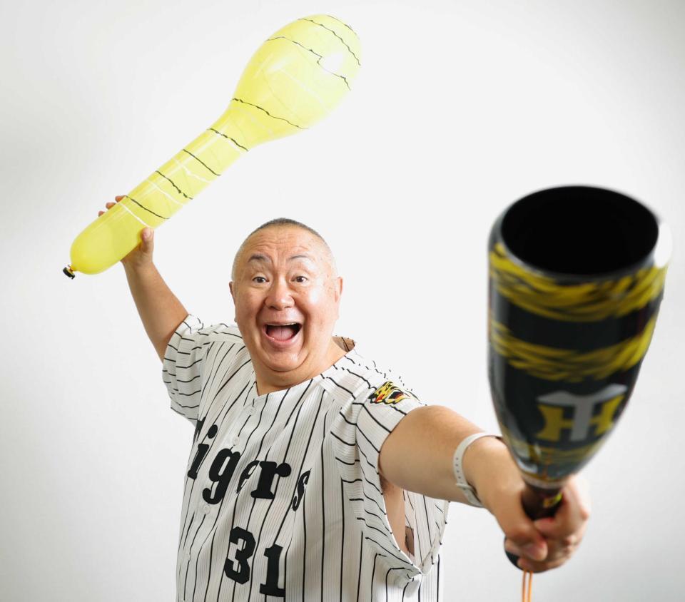 阪神の優勝を喜ぶ松村邦洋（撮影・吉澤敬太）