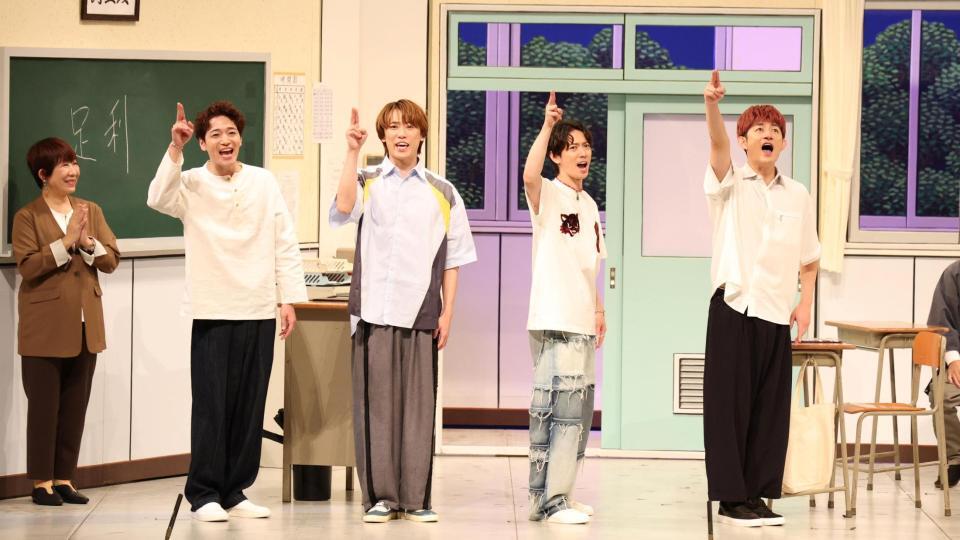 ポーズを決める（左から）ふぉ～ゆ～の福田悠太、越岡裕貴、辰巳雄大、松崎裕介（撮影・中田匡峻）