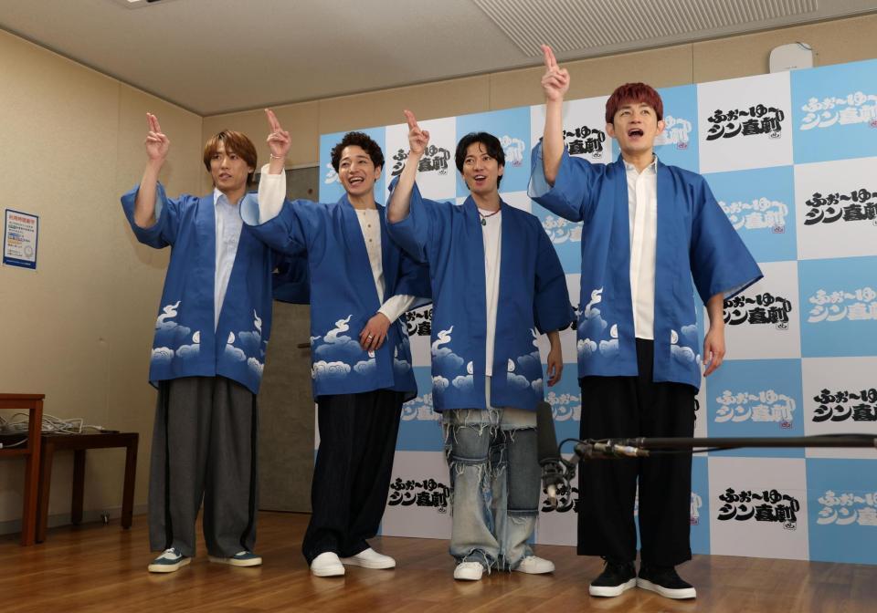 ポーズを決める（左から）ふぉ～ゆ～・越岡裕貴、福田悠太、辰巳雄大、松崎裕介（撮影・中田匡峻）