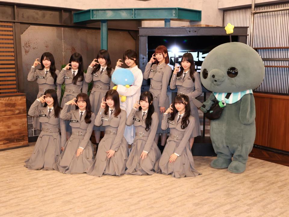 「ホワスピのアーティストーク」収録後に撮影に応じるＷＨＩＴＥ　ＳＣＯＲＰＩＯＮと元アイドルの鹿目凛（後列センター）