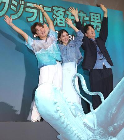 クジラに飲み込まれる（左から）大倉士門、池田美優、田中直樹（撮影・吉澤敬太）