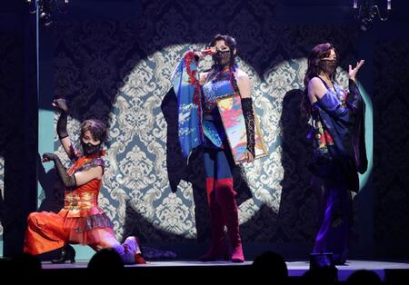 舞台「メイジ・ザ・キャッツアイ」で熱演する（左から）剛力彩芽、藤原紀香、高島礼子（撮影・伊藤笙子）