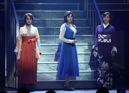 舞台「メイジ・ザ・キャッツアイ」で熱演する（左から）剛力彩芽、藤原紀香、高島礼子（撮影・伊藤笙子）