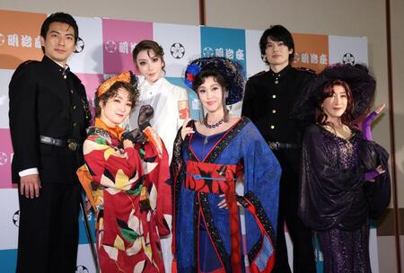舞台「メイジ・ザ・キャッツアイ」取材会に登場した（前列左から）剛力彩芽、藤原紀香、高島礼子、（後列同）上川竜治、美弥るりか、崎山つばさ（撮影・伊藤笙子）