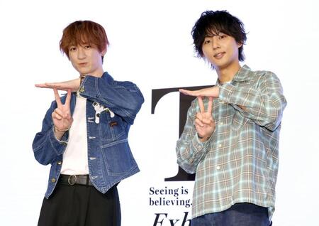 ポーズをとる宮田俊哉（左）と藤ヶ谷太輔（撮影・伊藤笙子）