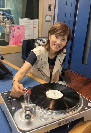 ラジオ番組でレコードをかける荻野目洋子
